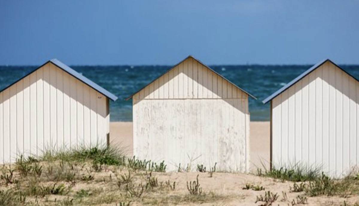 Cabines de plage typiques de la Côte de Nacre