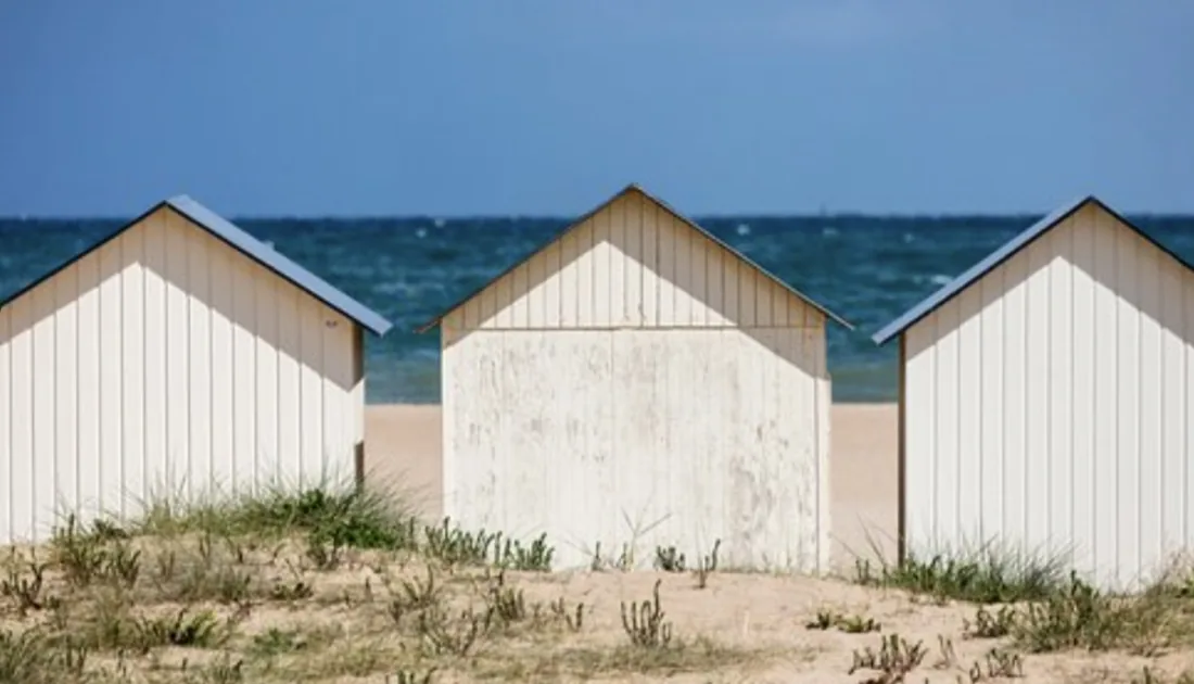 Cabines de plage typiques de la Côte de Nacre