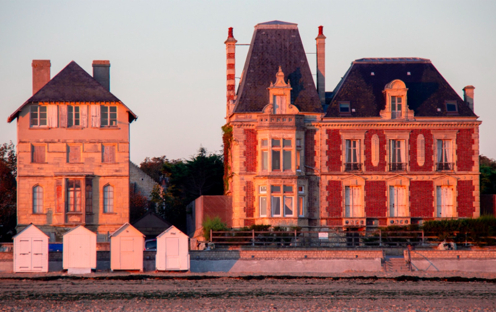 Maison de caractère normande au coucher du soleil