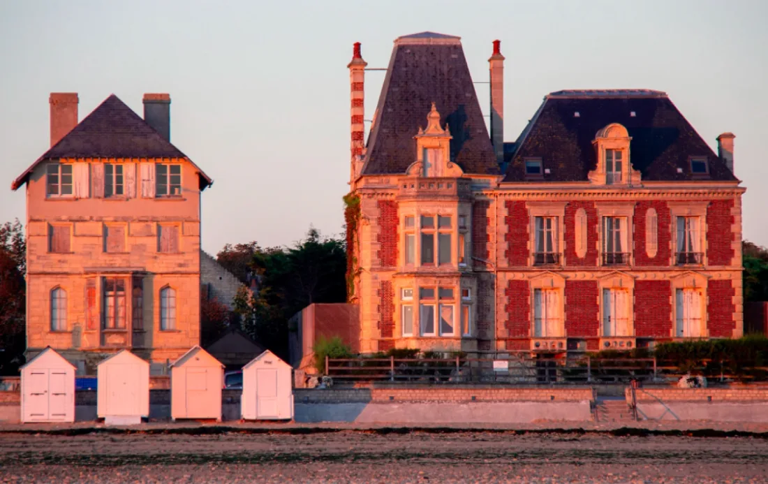 Maison de caractère normande au coucher du soleil