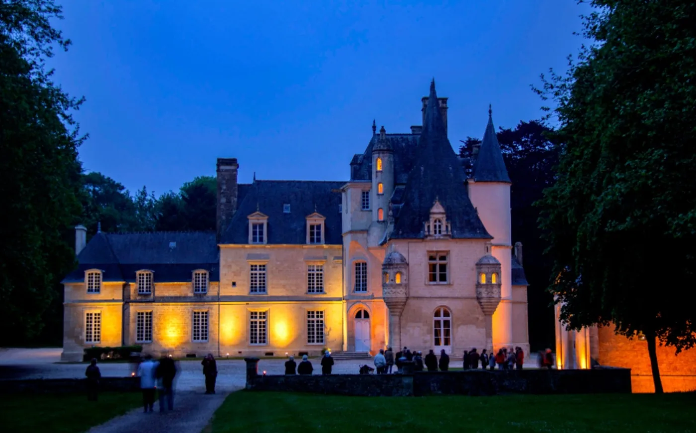Maison de la Côte de Nacre éclairée en soirée