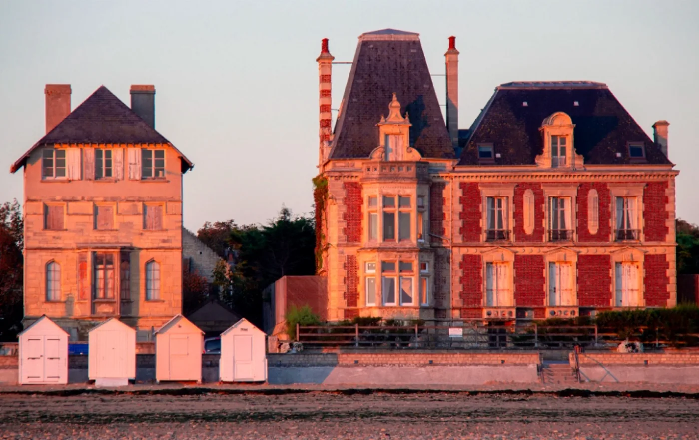 Maison de caractère normande au coucher du soleil