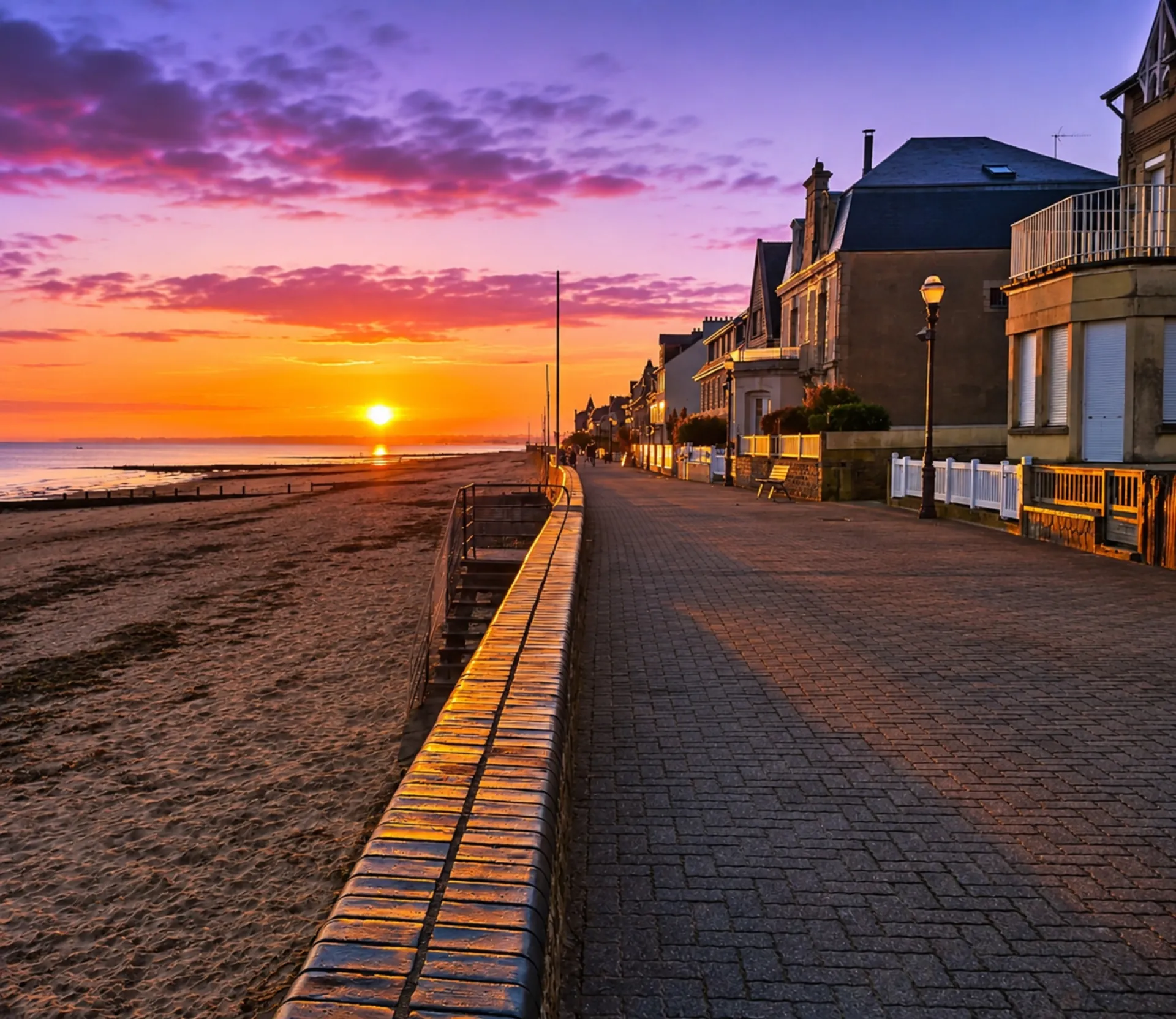 La promenade de la Côte de Nacre au coucher du soleil