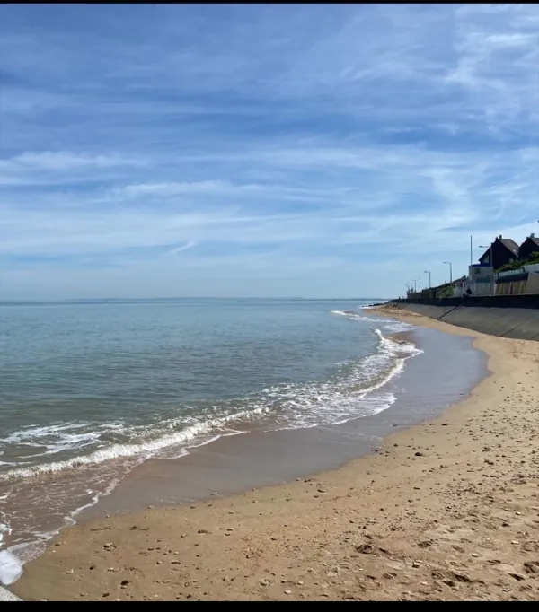 Plage en courbe vers l'infini