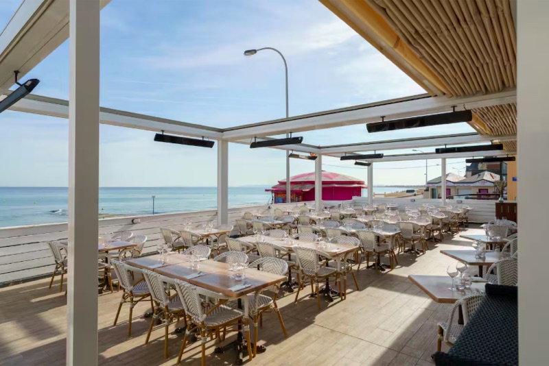 Terrasse restaurant face à la mer
