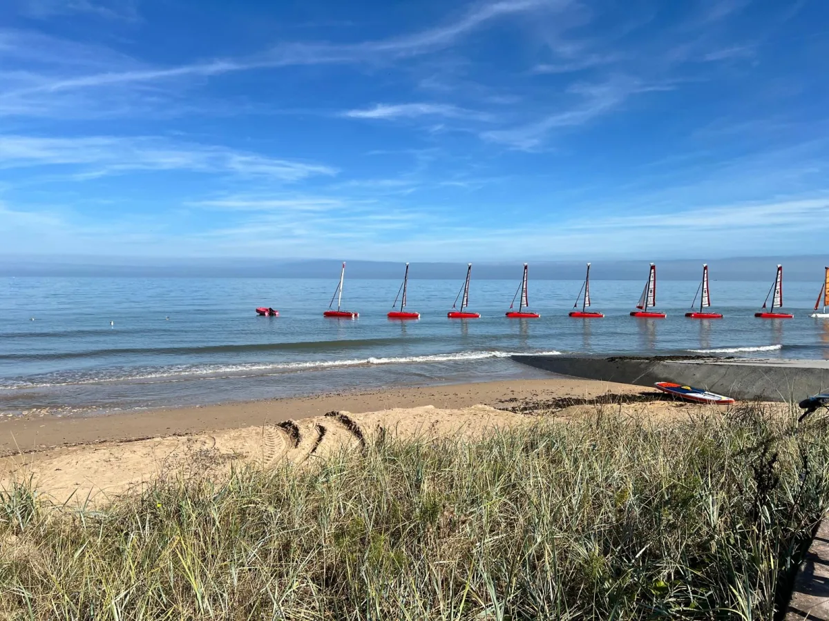 Vue sur le port et les voiliers